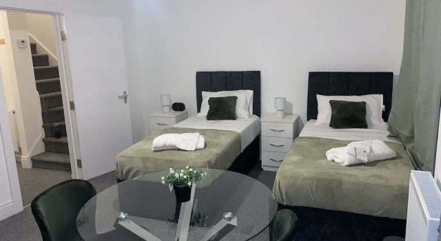Cosy 3BD Guesthouse. Private Bathrooms, Забронировать Отель Отели Нортгемптон с парковкой, рядом с Church of the Holy Sepulchre, Парковка