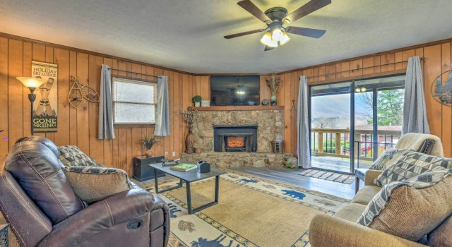 Коттедж Cozy Maggie Valley Cabin, 1 Mi to Tube World!