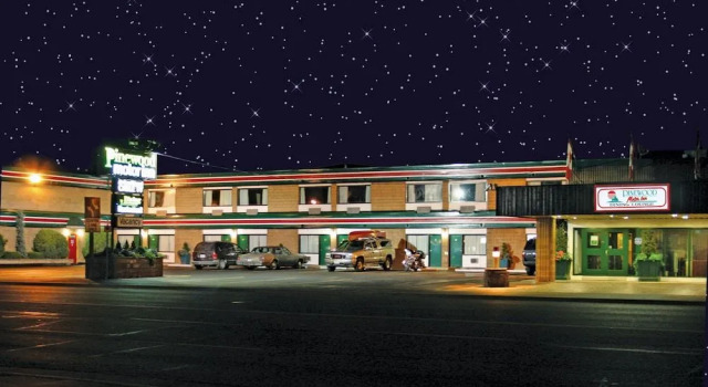 Pinewood Motor Inn, Забронировать Отель Эспаньола 