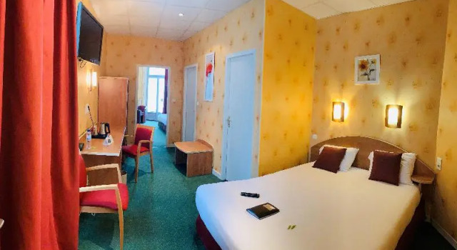 Семейный номер Standard с балконом Logis Hôtel-Restaurant LE FONTARABIE