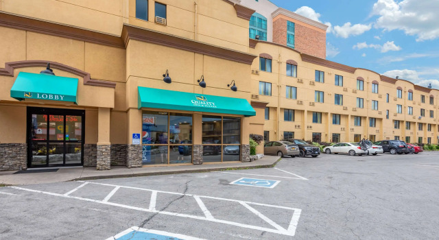 Quality Inn & Suites, Забронировать Отель Недорогие отели Ниагара Фолс, рядом с Казино Niagara, недорого