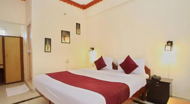 Hotel Maharaja by OYO Rooms, Rezervovat Hotel Kushalnagar 