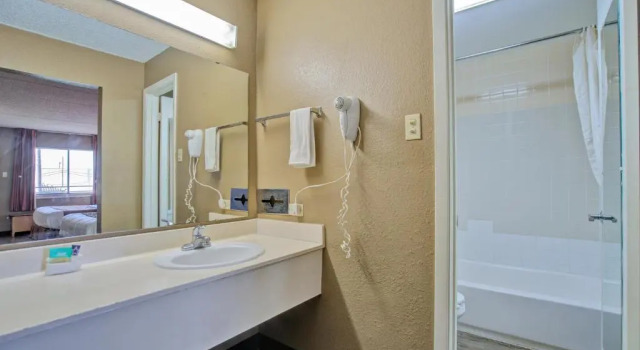 Четырёхместный номер Standard Americas Best Value Inn Laredo