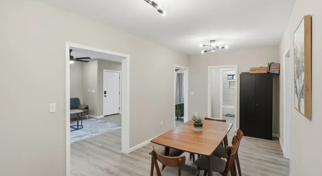 Spacious 4BR Haven Perfect for Groups Near DT, Rezerwuj Dom wakacyjny Domki letniskowe w Bexar County, Domek