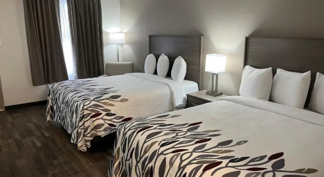 Четырёхместный номер Deluxe Red Roof Inn & Suites Wilkesboro