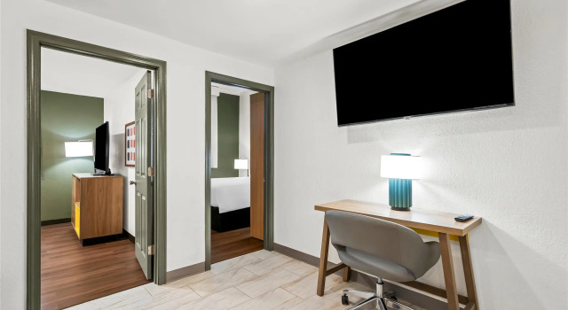 Двухместный люкс с 2 комнатами Spark by Hilton Portland Airport Maine Mall