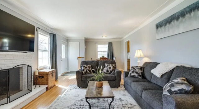 Inviting Minneapolis Vacation Rental w/ Game Room!, Varaa Hotelli Hotellit Minnesota pysäköinnillä, Pysäköinti