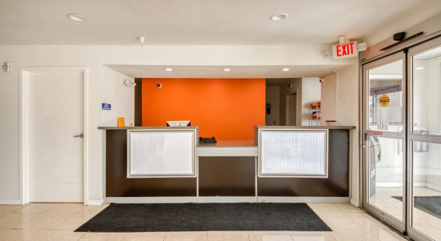 Motel 6 Denham Springs, LA, Забронировать Мотель Мотели Луизиана, Мотель