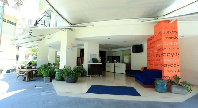 RedDoorz @ Istana Kuta Galeria, Забронировать Отель Кута Бадунг, рядом с Vihara Dharmayana Buddhist Temple
