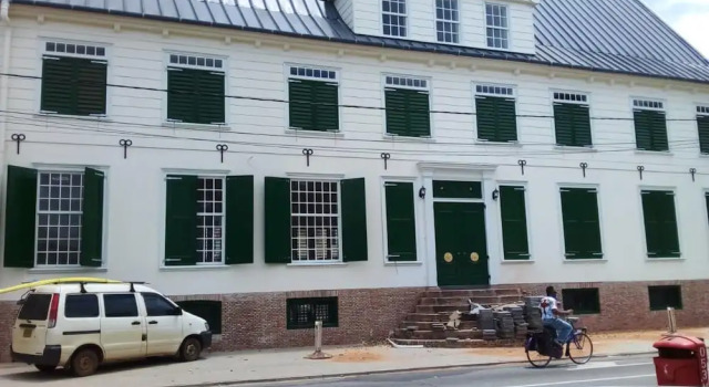 3 Bed House - Sleeps 4 - Parking - Enclosed Garden, Book Vacation Home Hotels in Paramaribo with Parking, Parking