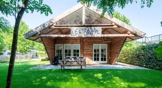 Бунгало Spacious Wooden Chalet With Covered Terrace