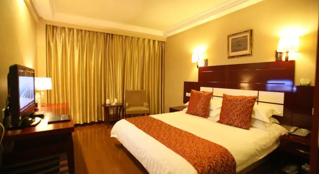 Номер Deluxe Overseas Chinese International Hotel
