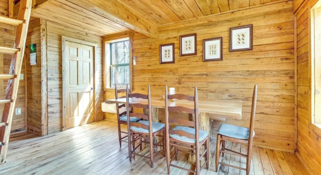 Walk to White River: Cotter Cabin w/ Fire Pit!, Varaa Lomakoti Cotter 