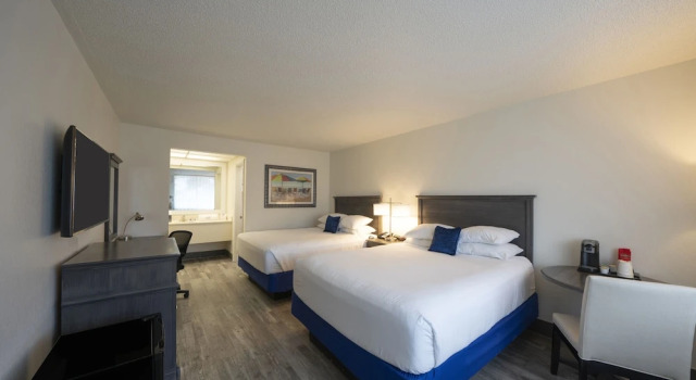 Четырёхместный номер Standard с видом на внутренний двор The Island Resort at Fort Walton Beach