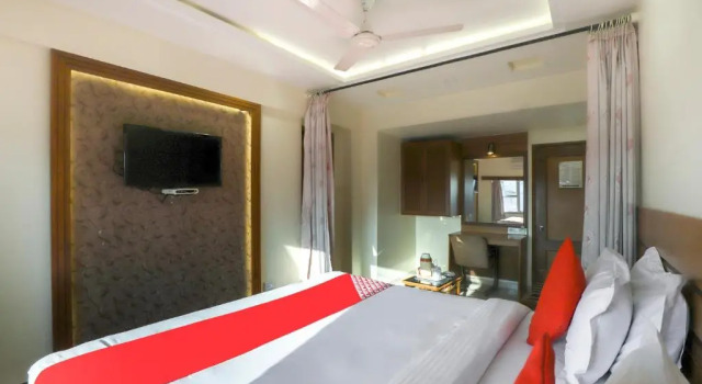 Люкс OYO 70882 Hotel Royal Retreat