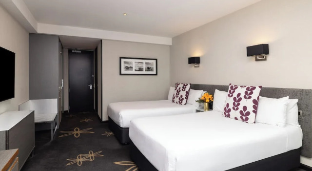Четырёхместный номер Premium с видом на внутренний двор SkyCity Hotel Auckland