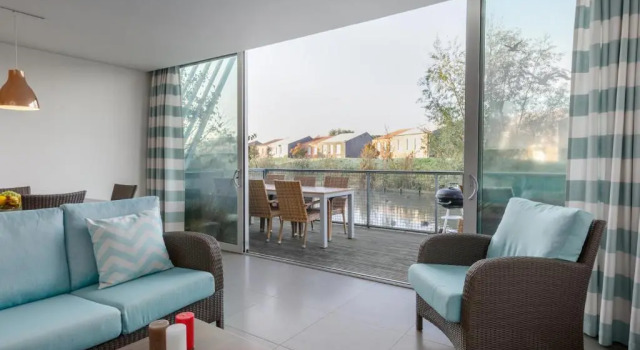 Коттедж с видом на озеро Center Parcs Park De Haan