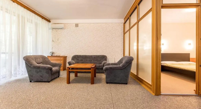 Четырёхместный номер Standard Auska Hotel