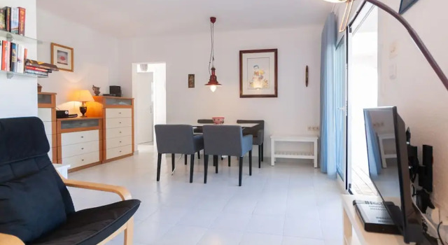 Cozy Apartment in Roses with Sea Nearby