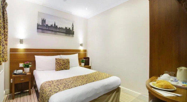 Двухместный номер Standard Queens Park Hotel
