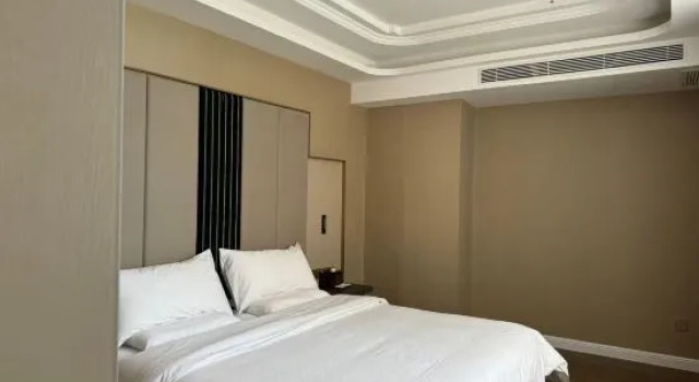 Люкс Deluxe Jinjiang Metropolo Hotel (Korla Peacock River Loulan Never-Night City)