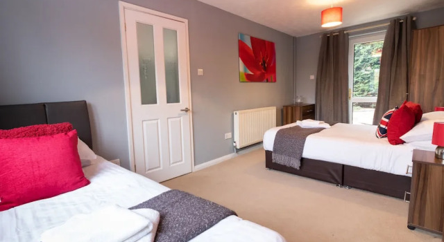 Benson Close Serviced Accommodation, Rezervați Hotel Hoteluri în Gloucestershire cu parcare, Parcare