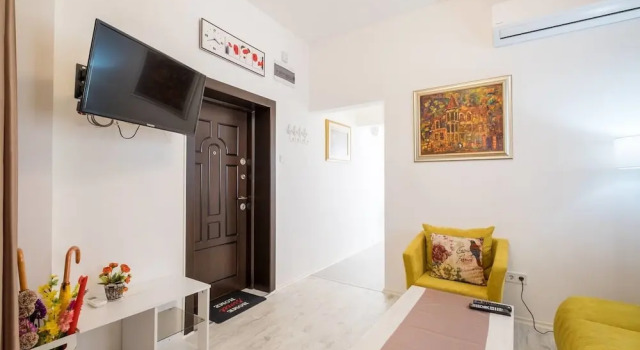 POP UP - Colourful One Bedroom Flat - TOP CENTER, Varaa Hotelli Sofia Vitosha