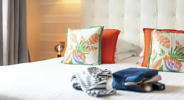 Номер Comfort Hôtel La Baie des Anges, son SPA marin & sa piscine couverte