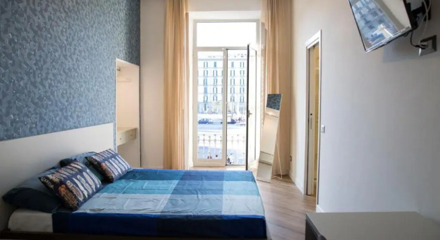 Rooms Garibaldi, Забронировать Гостевой дом Отели Неаполя с парковкой, рядом с Кафедральный собор Неаполя, Парковка