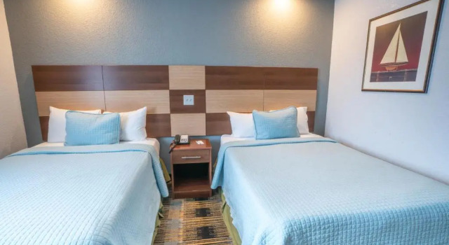 Четырёхместный номер Deluxe Hyannis Plaza Hotel