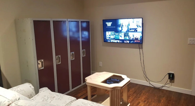 Кровать в общем номере Tuscan Ridge Guesthouse Calgary West