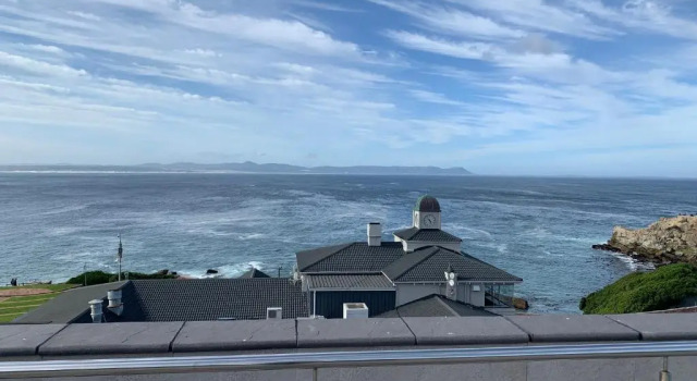 Апартаменты Hermanus Waterfront Apartment