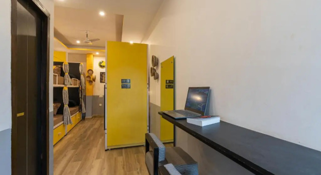 Кровать в общем номере The Hosteller Jim Corbett