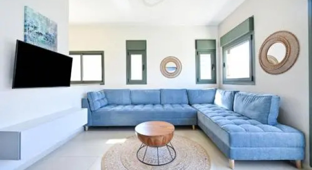 Sunny Sky Balcony - Gordon Beach- Ben Yehuda 114, Забронировать Отель Тель-Авив Тель-Авивский округ, рядом с Площадь Рабина
