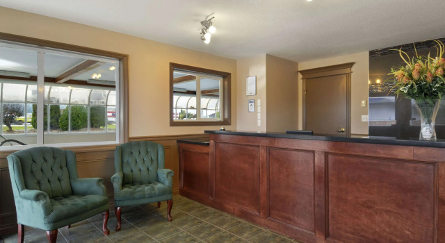 Travelodge by Wyndham Salmon Arm BC, Buchen Sie Gasthaus Mini-Hotels in British Columbia, Gasthaus