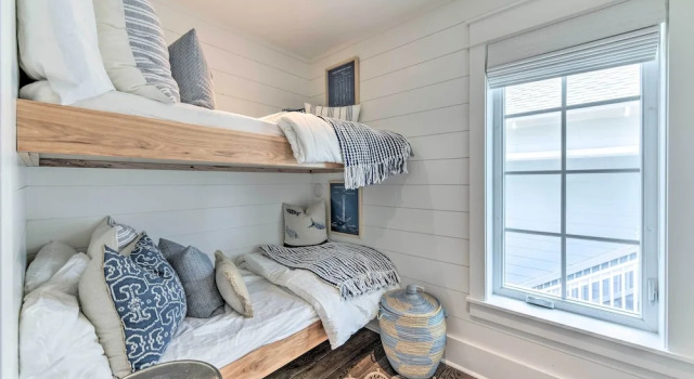 Luxe, Beachfront PCB Home w/ Decks & Grill!, Book Feriehus Hoteller i Lower Grand Lagoon med parkering, Parkering