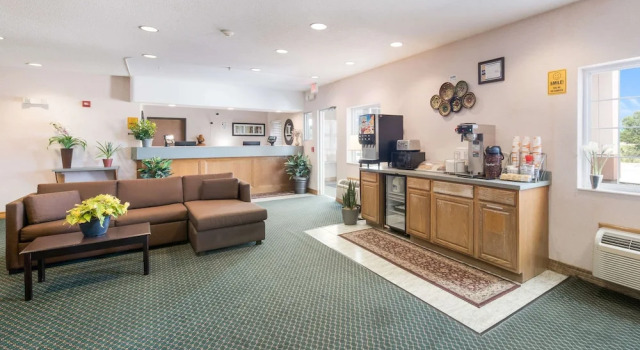 Knights Inn Urbana Champaign, Buchen Sie Hotel Hotels in Illinois mit Parkplatz, Parkplätze