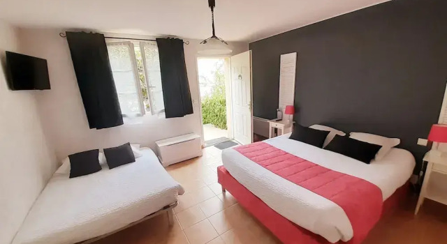 Standardowy czteroosobowy rodzinny pokój Hôtel Restaurant Le Clos Des Capitelles