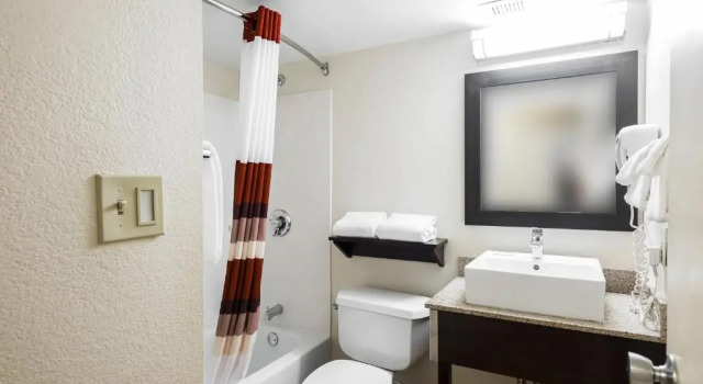 Четырёхместный номер Premium Red Roof Inn PLUS+ Boston - Woburn/ Burlington