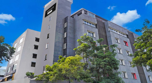 Super Townhouse Balewadi High Street