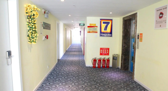 7 Days Inn·Linxia Liujiaxia Xiaoshenzi Store, Rezervovat Hotel Hotely v Linxia s parkováním, Parkování