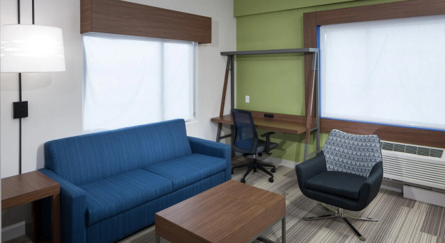 Люкс c 1 комнатой Holiday Inn Express & Suites Orlando At SeaWorld by IHG