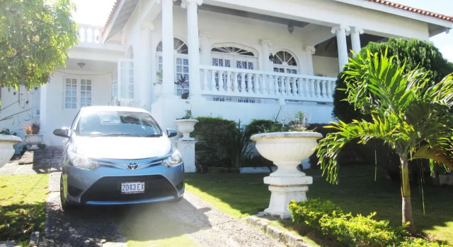 Paradise Palms Jamaica Vacation Rental, Book Hotel Hoteller i Montego Bay Coast med parkering, Parkering