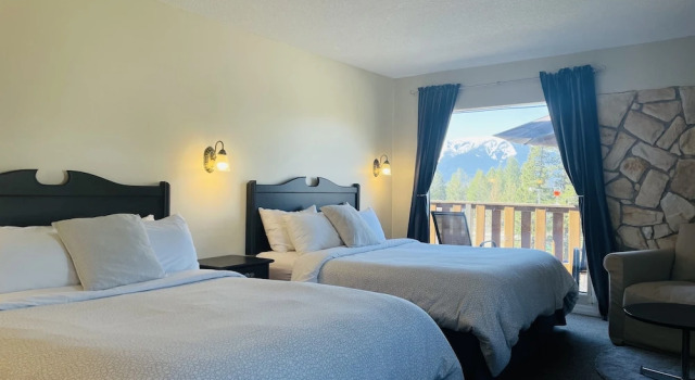 Четырёхместный номер Deluxe с балконом и с видом на парк Piccadilly Motel