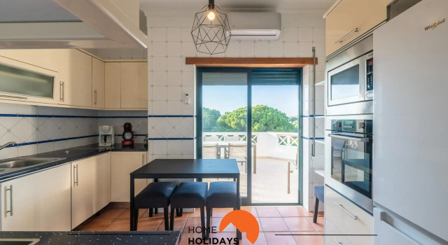 #071 Stunning Spacious Flat w Pool 5m Beach