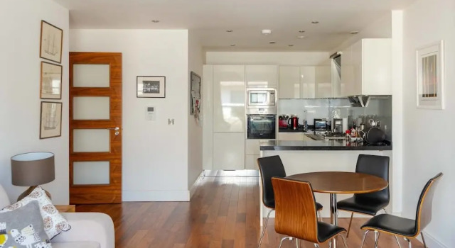 Lovely 1 Bedroom Home With Balcony - 4 Guests!