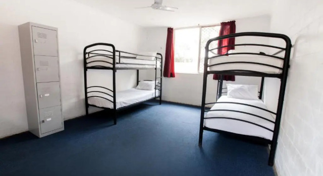Кровать в общем номере (женский номер) Backpackers Inn On The Beach