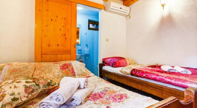 Holiday house Jucinovi Dvori, Starigrad Paklenica with pool