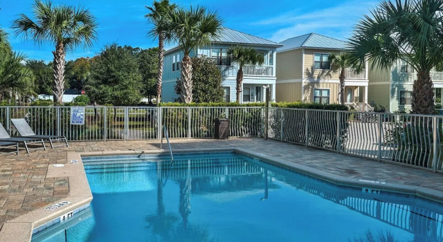 Steps From Pool - Minutes to Beach in Blue Mountain