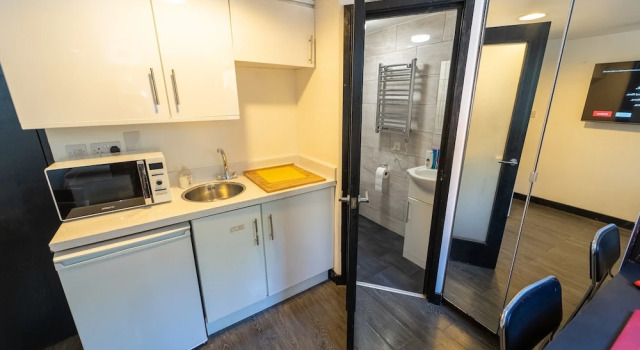 Студия STAYSA Equipped studios near QE and UOB in GuestHouse close to the city!